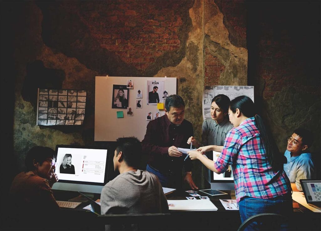 pazarlama yönetimi yapan insanlar